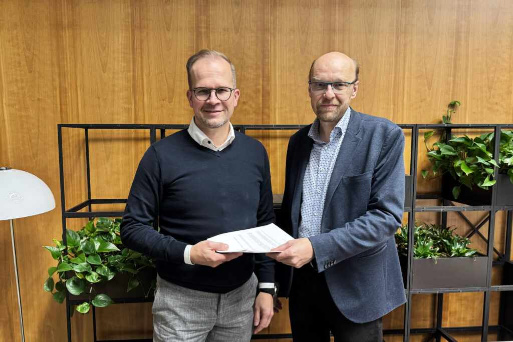 Kuvassa sopimuksen allekirjoittajat Neco Elementsin toimitusjohtaja Jouni Pitkänen ja PRT-Wood Oy:n Ilkka Sydänmetsä.