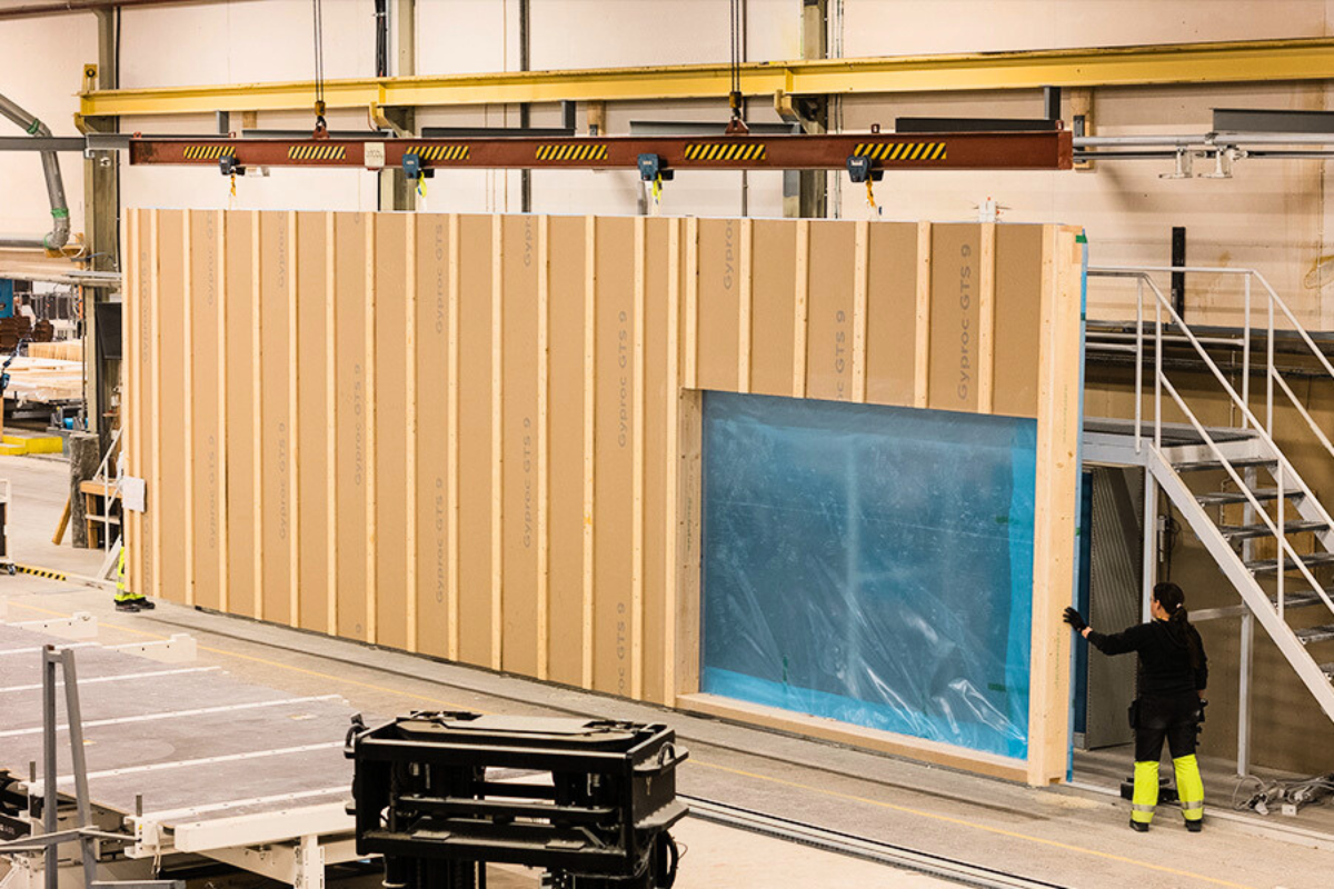 Tehtaalla valmsitettu seinäelementti on mittatarkka ja sisältää höyrysulut, ikkunat ja muut tarvittavat elementit